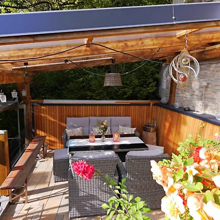 Upland-flair Blumenwiese Mit Einzigartigem Berggarten Im Zentrum!