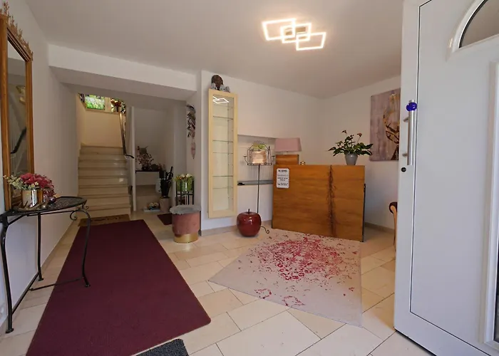 Upland-flair Blumenwiese Mit Einzigartigem Berggarten Im Zentrum!