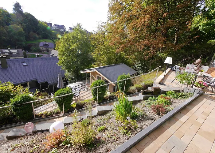 Upland-flair Blumenwiese Mit Einzigartigem Berggarten Im Zentrum!